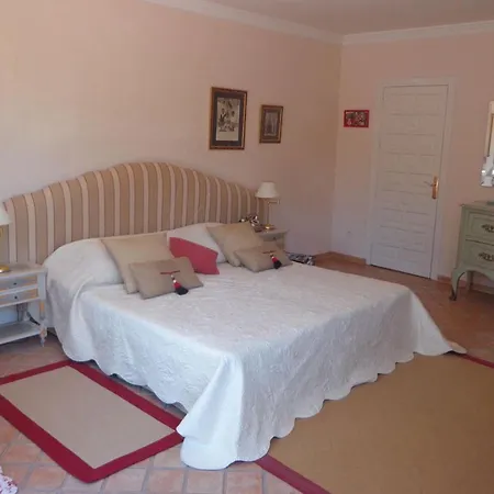 Villa Holiday With Lovely Pool Area 300m From The Beach In Atalaya Playa